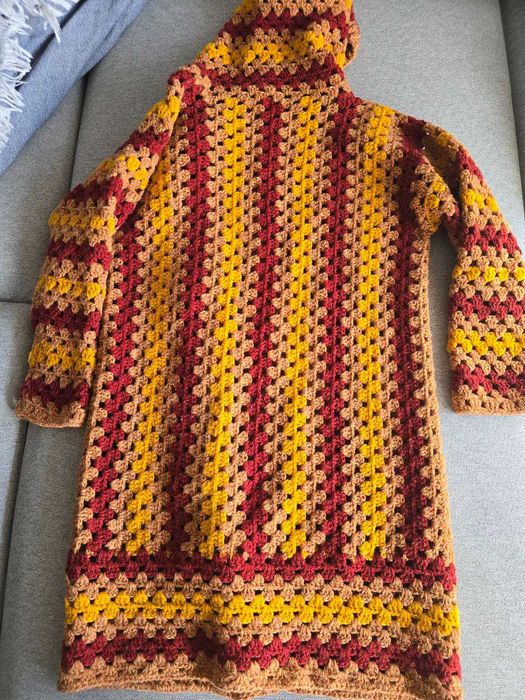 Ръчно плетено палто с качулка