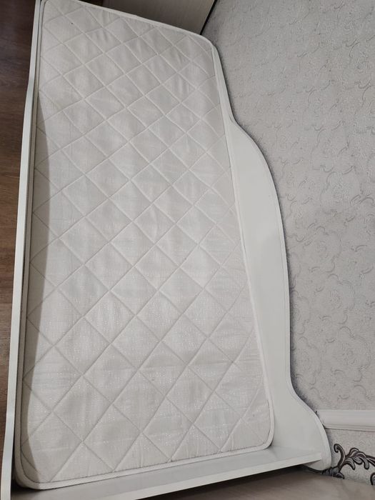 Детская кровать машина