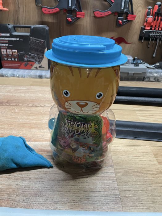 Продавам шише пълно със скачащи топчета