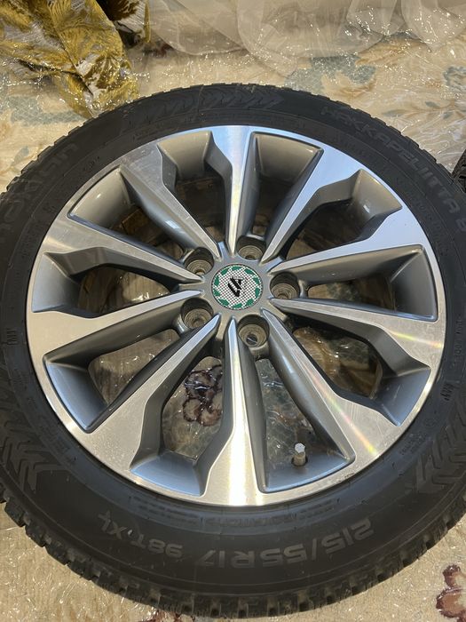 Продам диски с шинами на R17