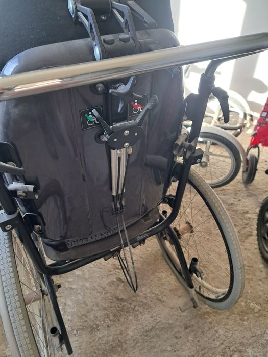 Vând scaun rulant pentru persoanele cu handicap