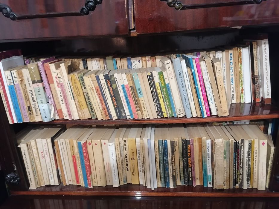 OFERTA : Vând cca 450 cărți de literatura română și universală