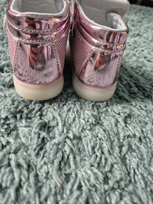 Нови детски блестящи обувки