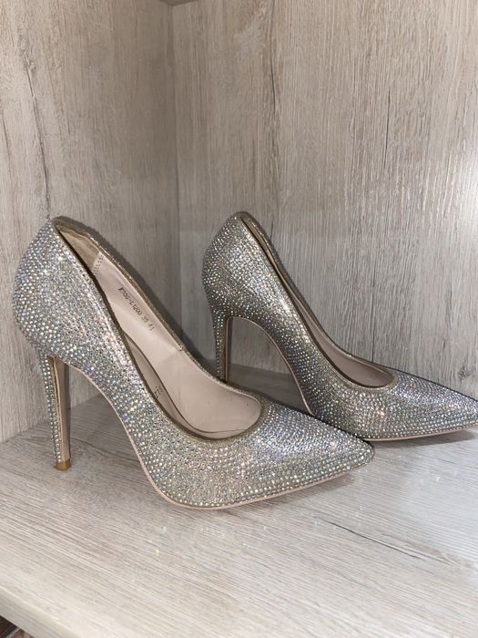 Две пары туфель 35 размер