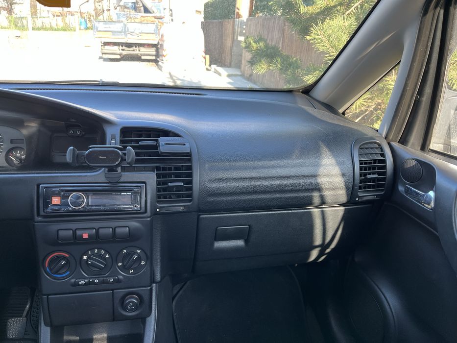 Кола Опел Зафира