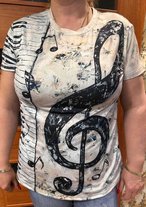 Тениска с шарка на ноти