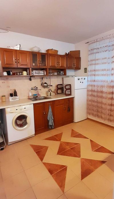 Луксозна къща, оригинална архитектура, строеж 2000 г, напълно обзаведена, 290 кв. м. канализация, асфалтов път