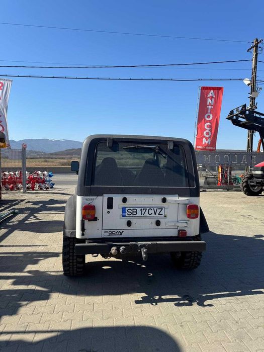 Masina JEEP 2.5 benzina