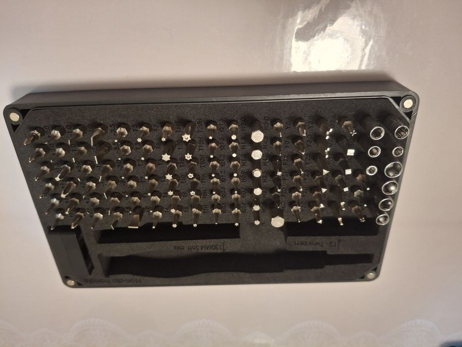 Набор инструментов для разборки телефонов.