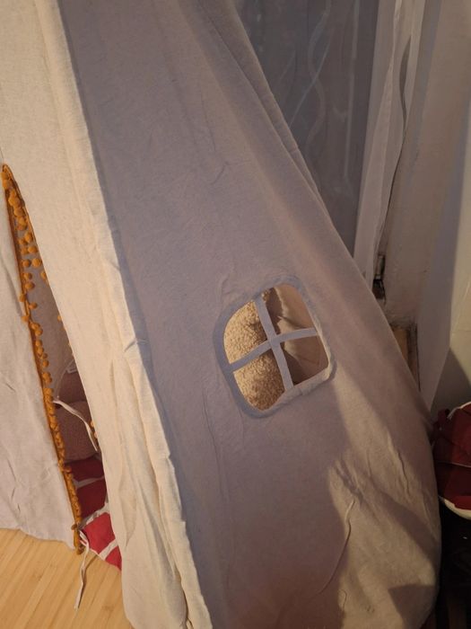 Cort Tepee nou, montat doar pentru poze