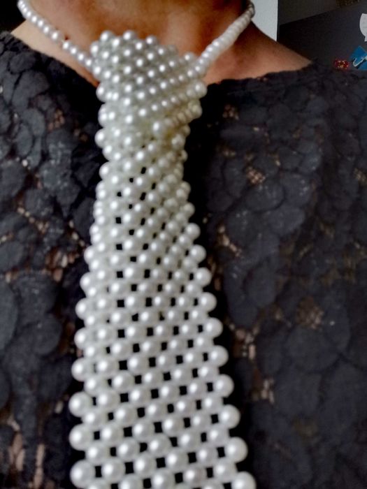 Естравагантно перлено колие, Ново