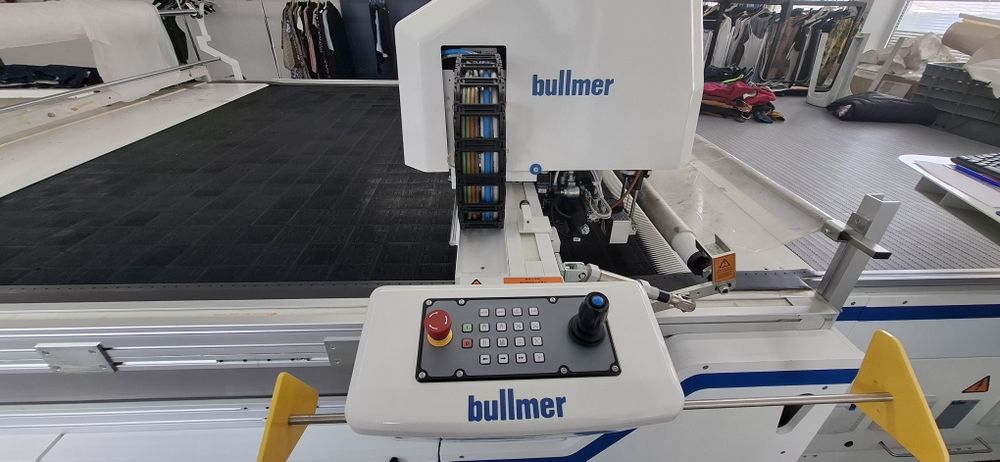 Кроялен робот комплект с накатаваща количка и маса Bullmer E80