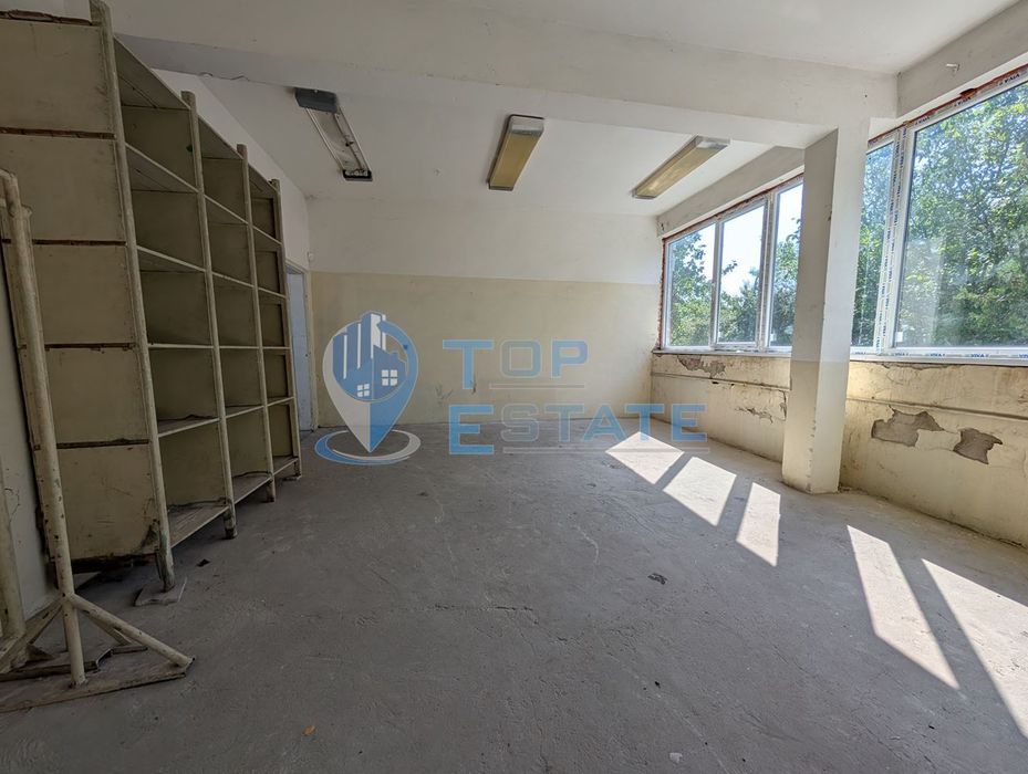 Търговска сграда в центъра на село Самоводене