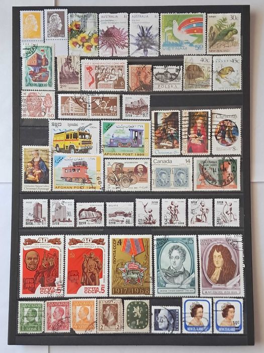 Продавам пощенски марки - четиристотин и четиридесет броя.