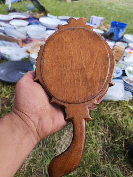 Oglindă sculptată