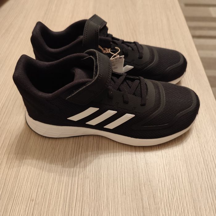 Чисто нови маратонки адидас