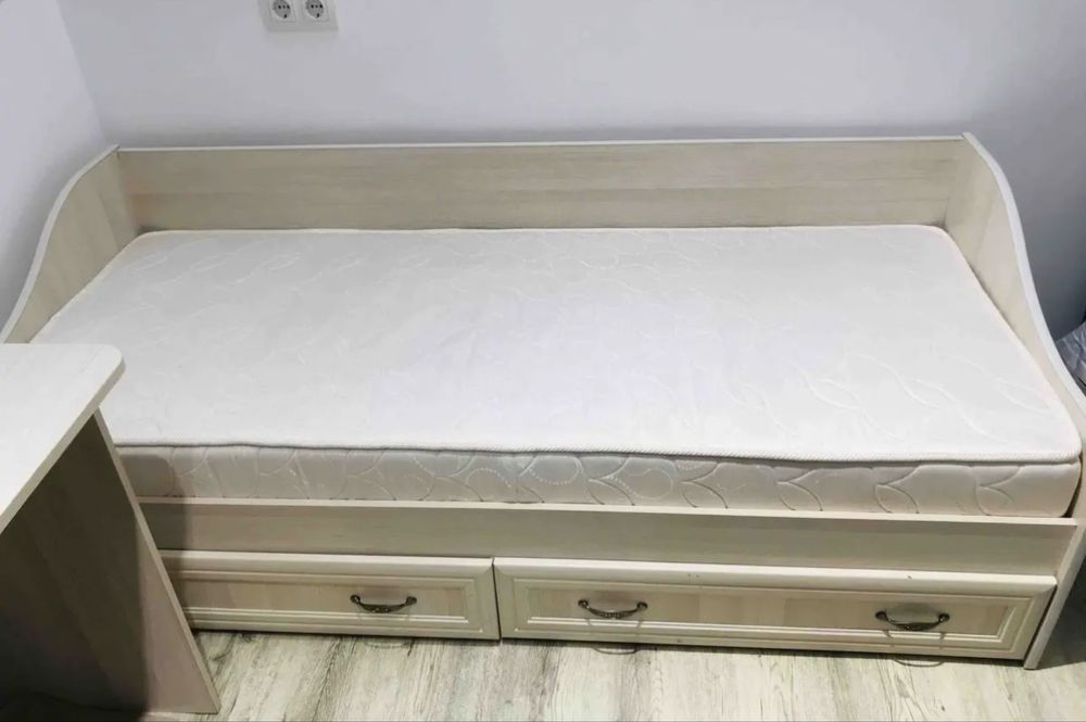 Продам детскую кровать с матрасом