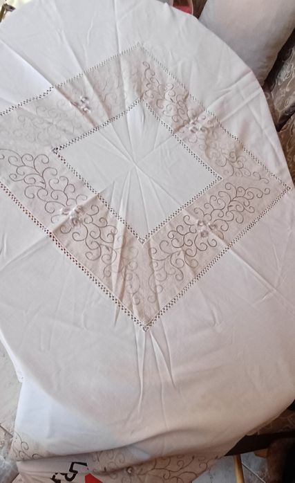 Покривка за кръгла маса с бродерия