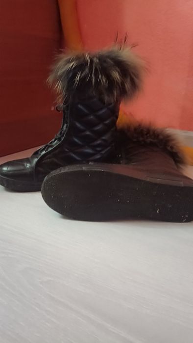 Ботинки с мехом оригинальные.