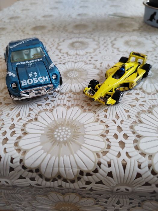 Миниатюрни колички, едната е за McDonald's