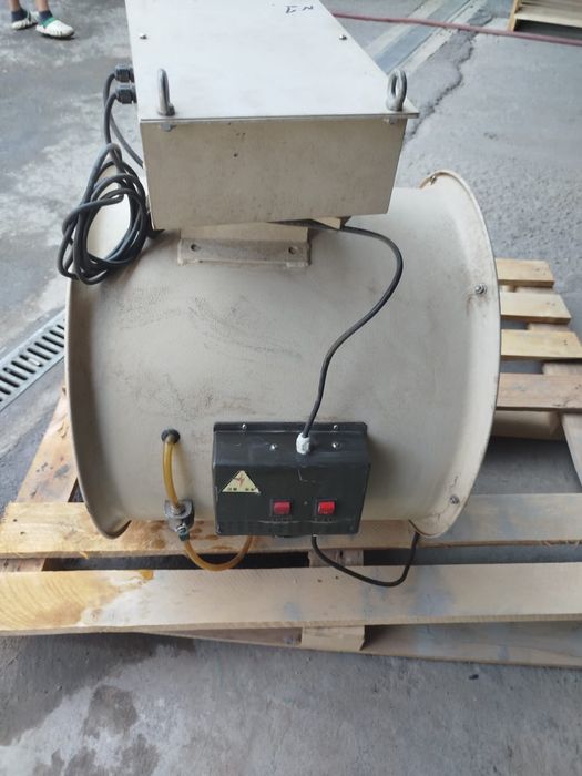 Теплица,вентилятор с увлажнителем воздуха.