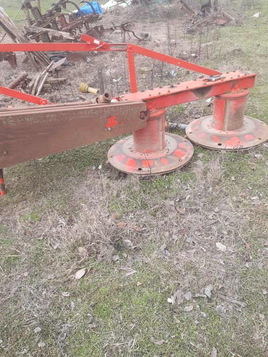 Greblă și cositoare de vânzare.