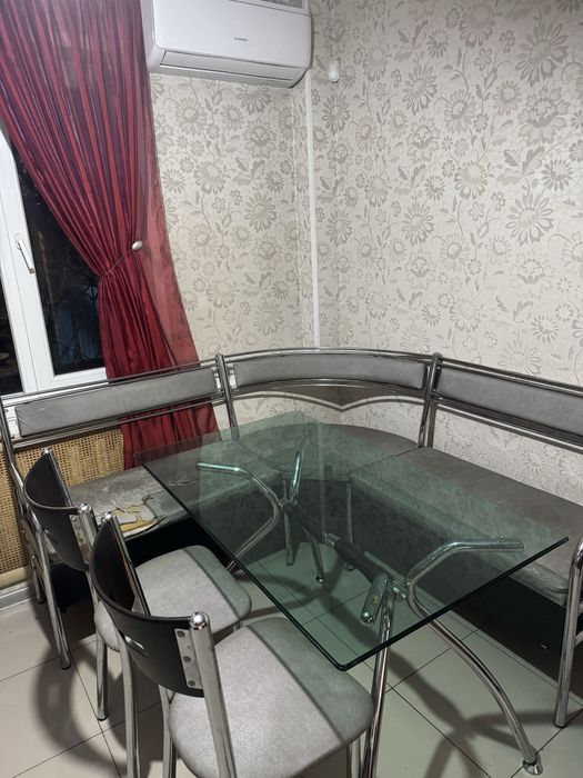 Кухонный стол с уголком и стульями