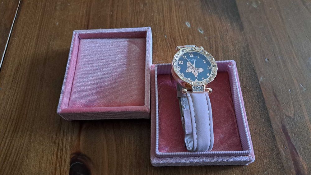 Нов дамски часовник за подарък