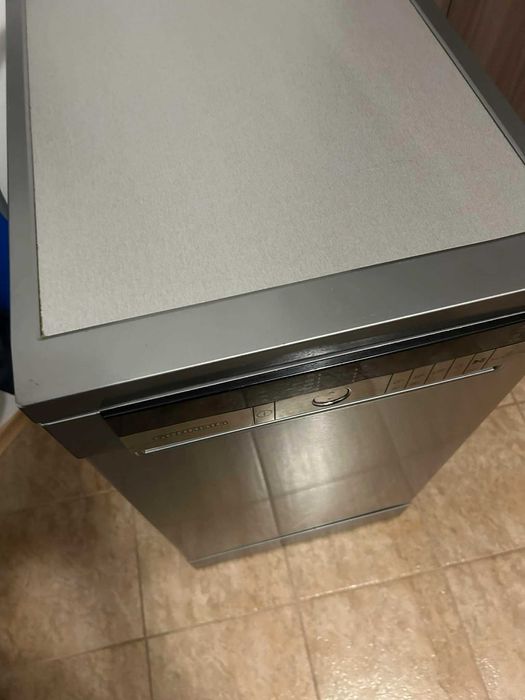 Продавам свободностояща миялна машина Grundig GSF41821X в гаранция