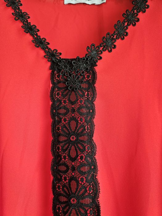 Червена блуза с оригинален ръкав