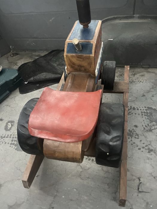 Продава се ретро детска люшкалка.