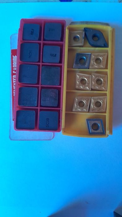 Vând cuțite de strung