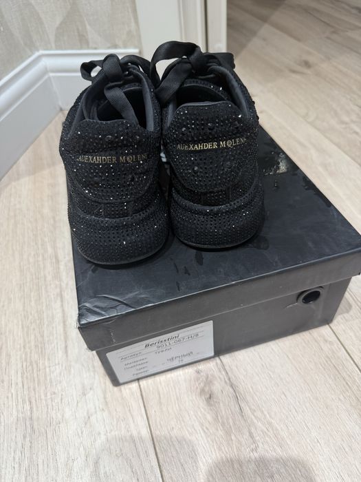 Стильные черные кроссовки