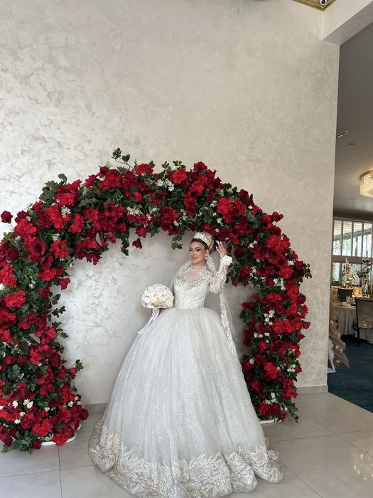 Vand rochii mireasa tip printesa si tip sirena cu trena detasabila