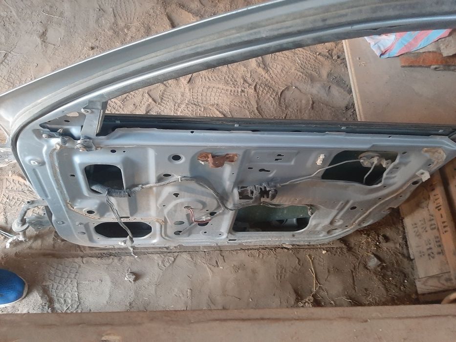 Передняя дверь Примера