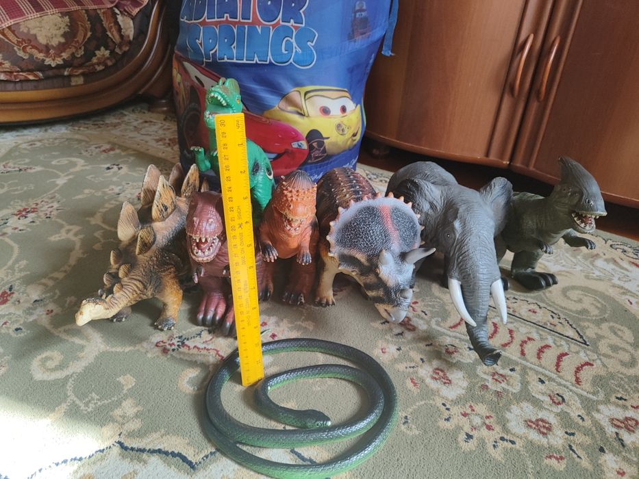 Динозавры 6 штук, слон и змея ищут новых хозяев