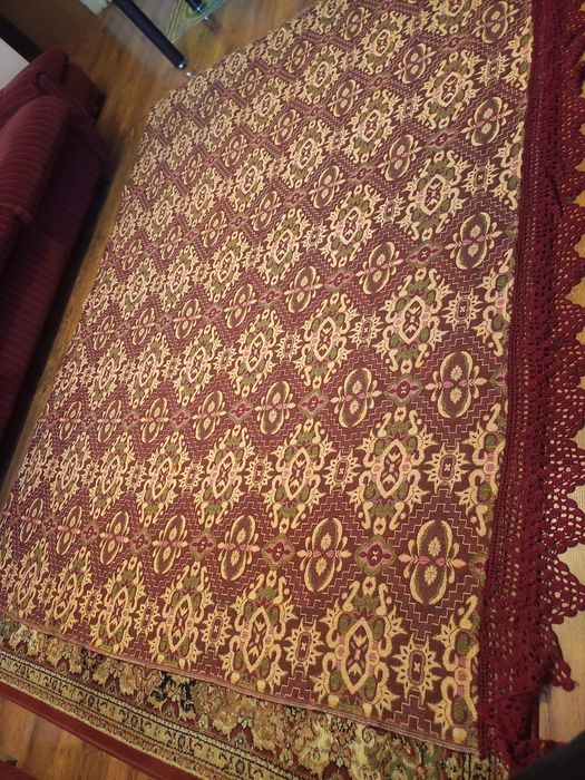 Шарена ръчно тъкани кувертюра.