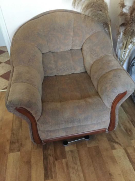 Мебели за хол-диван, два фотьойла и една табуретка.