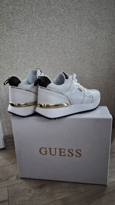 Дамски маратонки -GUESS  40 номер