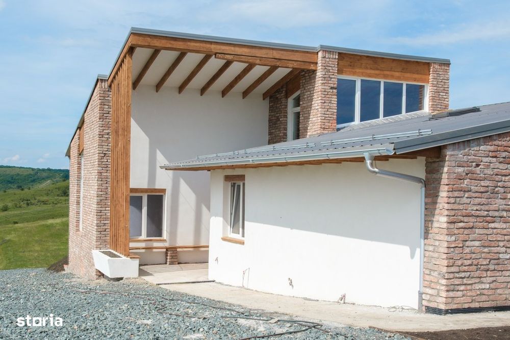 Casa semifinisata, cu totul diferita, in varf de deal, de vanzare