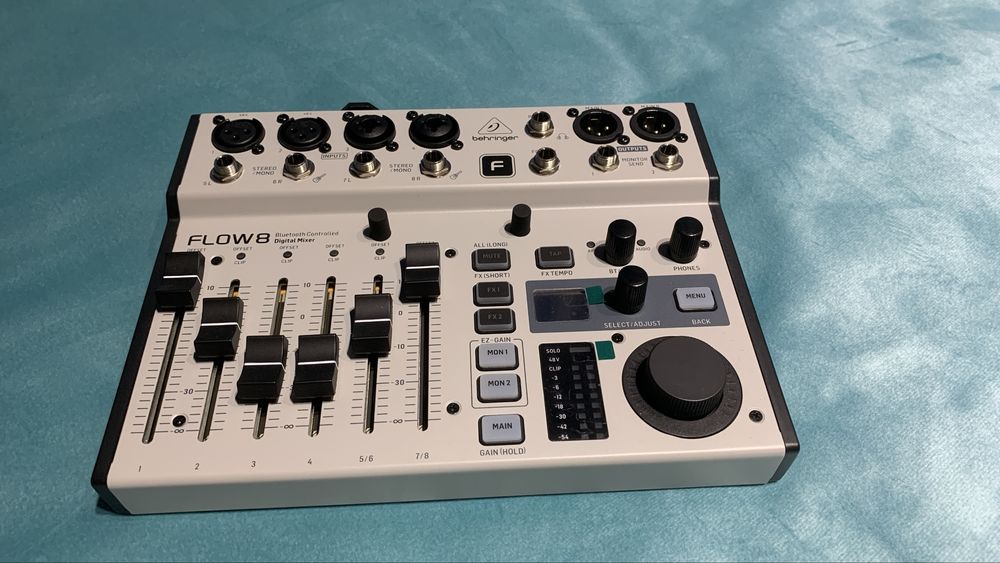 Цифровой микшерный пульт “Behringer Flow 8”