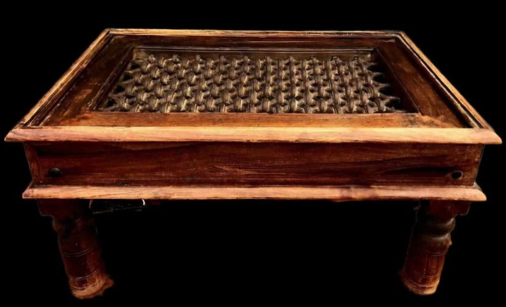 Unicat!Măsuță de cafea făcută dintr-un geam medieval.