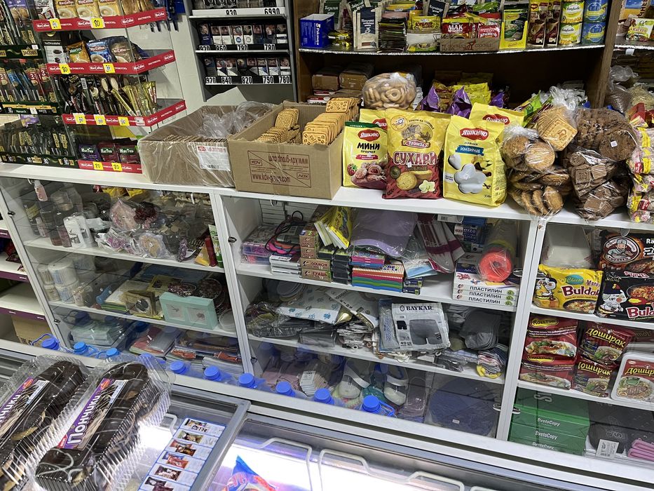 Полки для продуктов в магазине