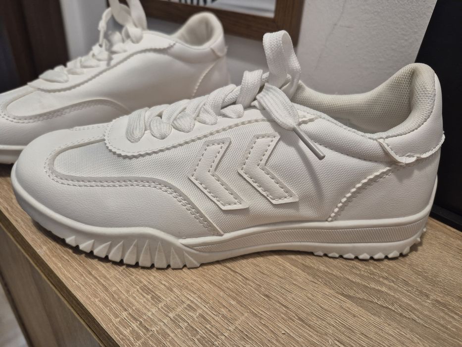 Маратонки черни и бели