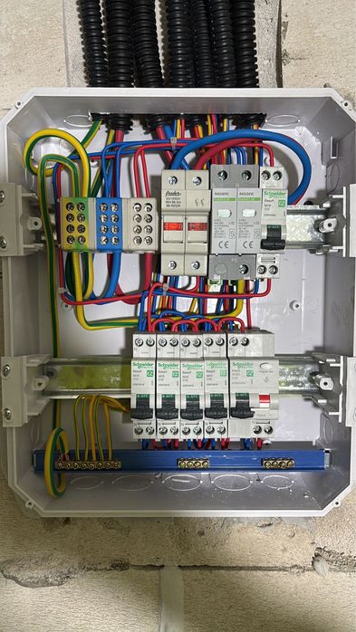 Electrician execut instalatii electrice  - Persoane fizice & Firme