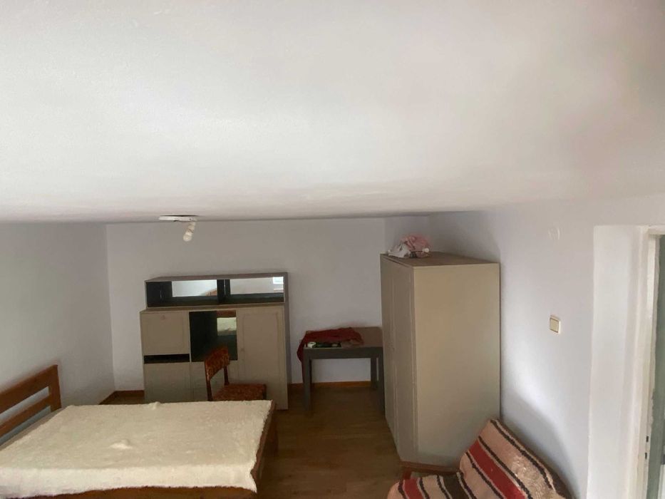 casa de inchiriat.posibil Cazare muncitori etc.