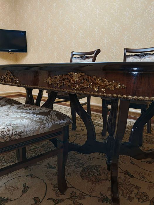 Срочно продам стол и 8 стулчиков  почти новым состояние