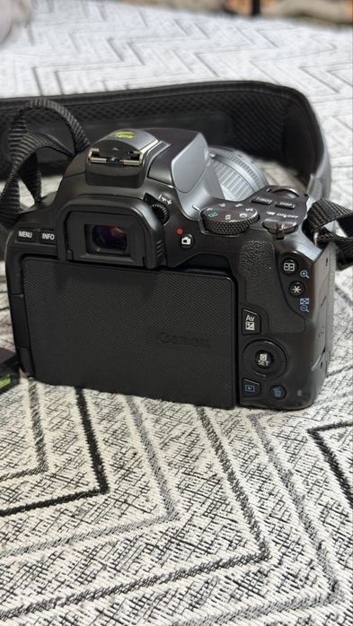 Фотокамера Canon EOS 250D EF-S 18-55 IS || STM Kit