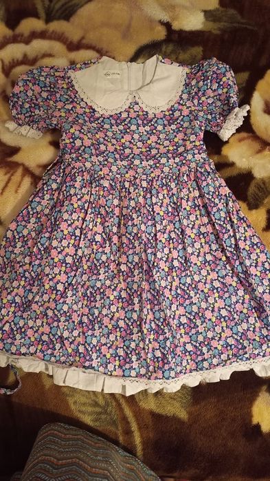 Продаются платья.