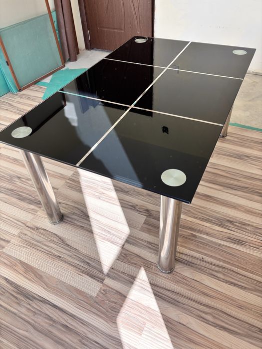 Стъклена холна маса